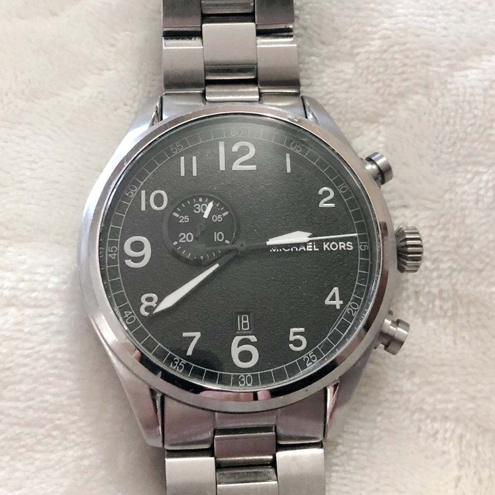 MICHAEL KORS-MENS LARGE GRAY FACE WATCH (CAN BE UNISEX). STAINLESS STEEL BAND